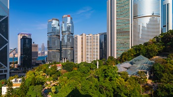 Hong Kong Park is situated on a hillside site that was formerly Victoria Barracks. The park’s elevation and unique location within Central provides exceptional views of modern skyscrapers situated immediately adjacent to the lush landscape of the park itself against a backdrop of the blue of Victoria Harbour. With an area of 8.16 hectares, the park includes a cluster of historic buildings from the former garrison that have been conserved. Surrounded by the verdant landscape, there is a wide range of attractions including the aviary, a conservatory and many other recreational facilities.